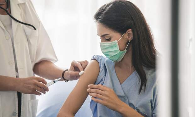 «И после можно заразиться»: врач Дадашева ответила на 3 частых вопроса о взрослых прививках