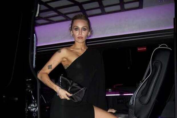 «Когда ты на меня кричишь, я делаю наоборот»: Майли Сайрус осадила фотографа на красной дорожке