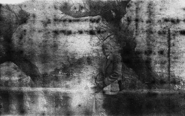 В подарок жене мужчина купил старый фотоаппарат. Там оказались снимки 80-летней давности