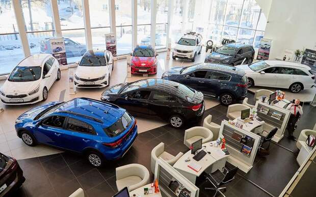 Россияне перестали скупать новые машины: 400 тыс. штук застряли на складах