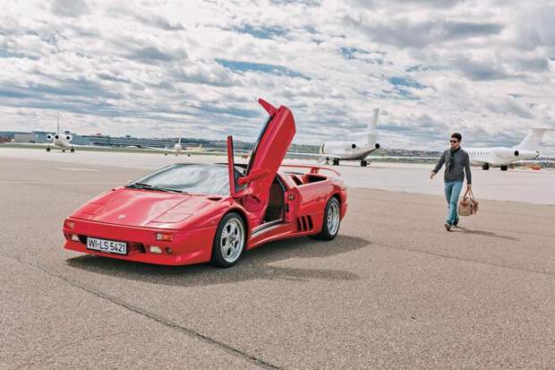 Поглощение Chrysler, американского автомобильного гиганта Lamborghini, спасло маленького итальянского производителя спортивных автомобилей.Единственный ребенок от этого брака — Диабло.Ездим на родстере с двигателем V12 мощностью 492 л.с.и полным приводом.