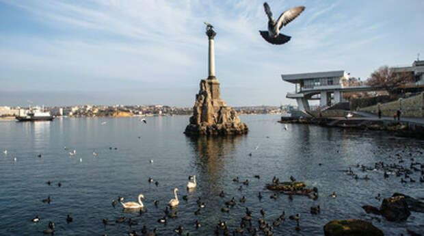Вид на Памятник затопленным кораблям в Севастополе