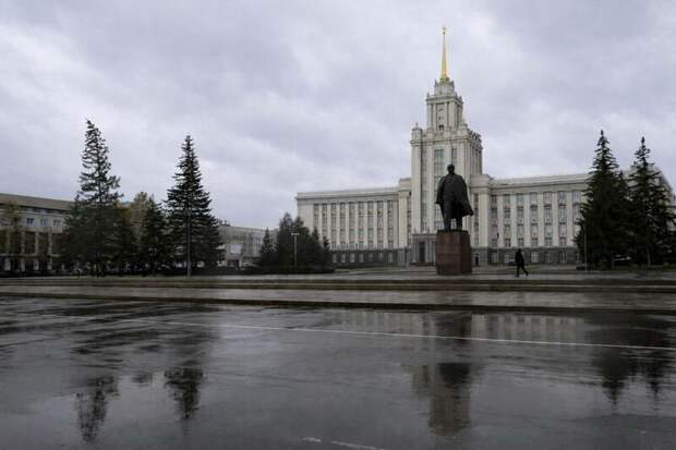 Дом советов под шпилем / Изображение сгенерировано с помощью нейросети Dall-E / amic.ru