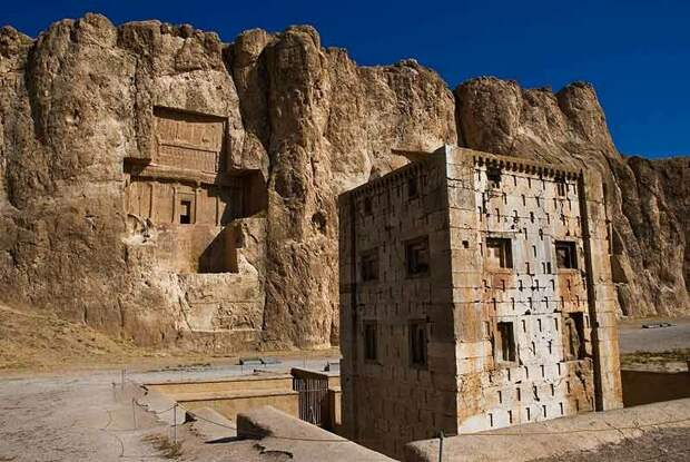Кааба Зардушта в некрополе персидских царей в Накш-и Рустам. На стене этой башни были найдены знаменитые надписи Шапура I, в которых впервые упоминался Туркестан (Turγestān).