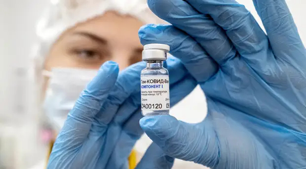 «Спутник Лайт» и «КовиВак»: Минздрав включил две вакцины в новые рекомендации по лечению COVID-19