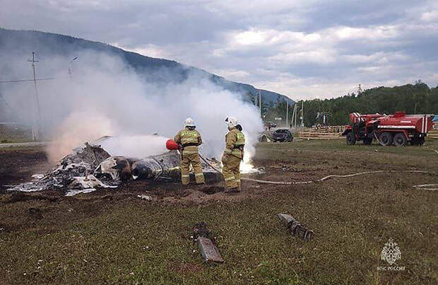 Вертолет Ми-8 с туристами на борту упал и загорелся в Республике Алтай
