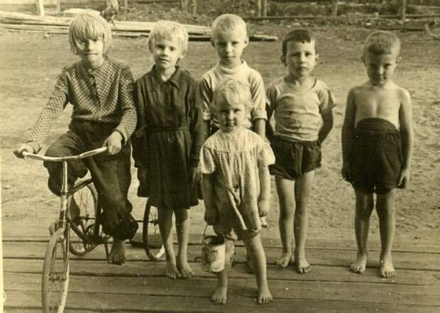 Счастливое босоногое детство. Лето1960 года. Пос. Зырянка, Якутия. Автор Александр Савин..jpg Счастливое босоногое детство. Лето1960 года. Пос. Зырянка, Якутия. Автор Александр Савин..jpg