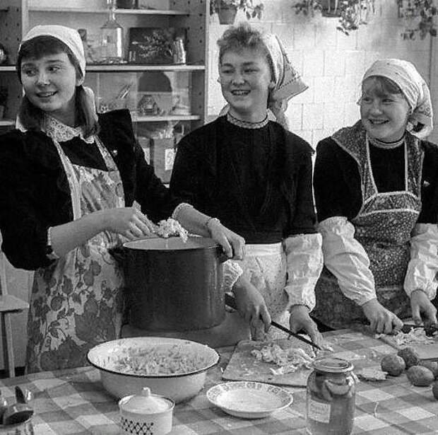 Каждую девочку в СССР учили этому 