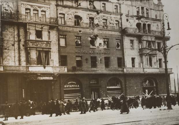 1917. Здание гостиницы Метрополь, поврежденное снарядами во время уличных боёв