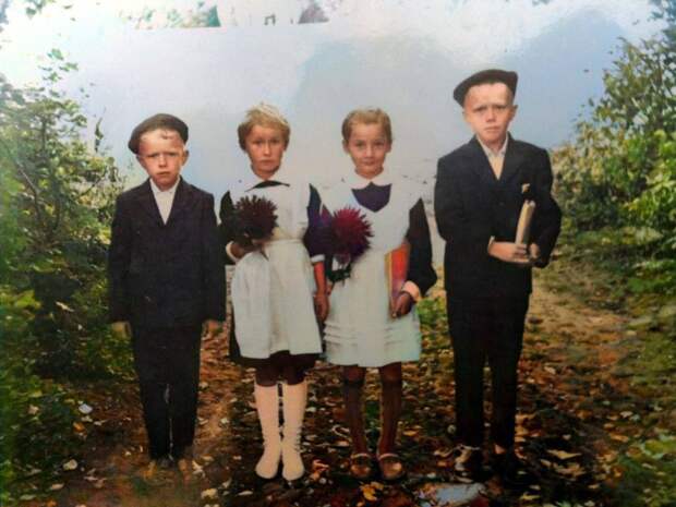 1 сентября 1967 года. Саратовская область, г. Ртищево. Слева направо - я первоклассник, мои соседки-одноклассницы и мой брат-второклассник. Прислал «Сергей».jpg