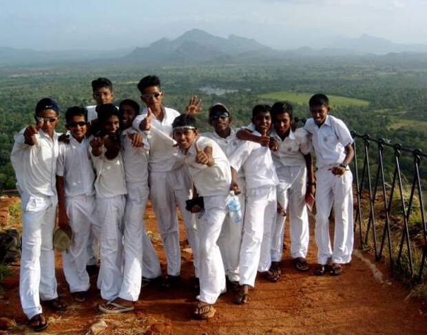 Форма шри. Школьная форма Шри Ланки. Школьная форма в Шри Ланке. Фото школьников Шри Ланки. Гражданин Шри Ланки.
