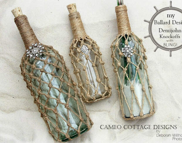 Декоративные бутылочки с яркими камнями и крупами внутри, украшенные плетением из ниток.