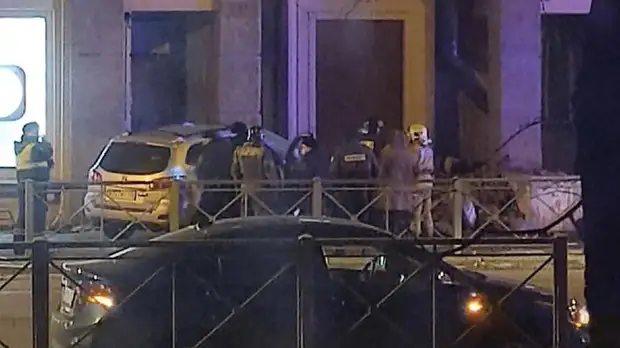 Водитель иномарки сбил насмерть на Седова сидевшего на ступеньках дома мужчину