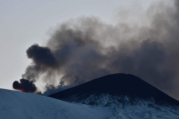 Вулкан Этна на Сицилии выбросил лаву на высоту 400 метров