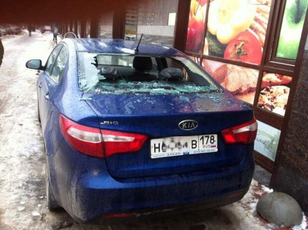 В Санкт-Петербурге сосульки пробивают крыши и падают на автомобили (4 фото)