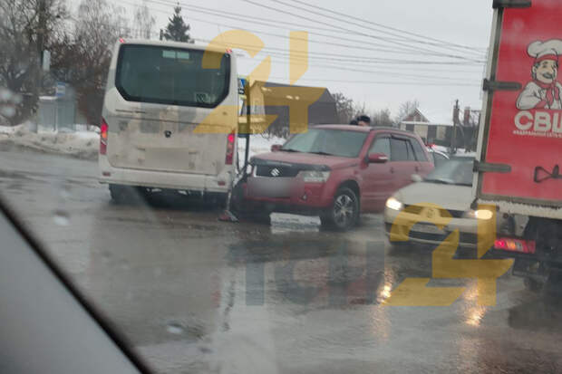 Автобус и две легковушки столкнулись на Одоевском шоссе в Туле