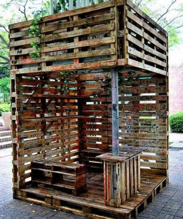 Беседка из поддонов. | Фото: Pinterest. Беседка из поддонов. | Фото: Pinterest.
