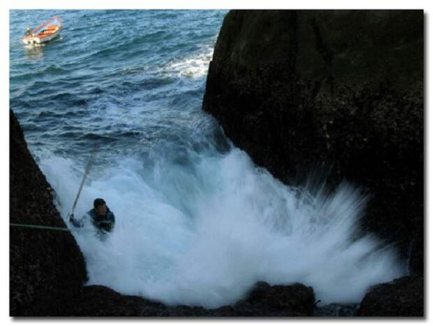 3. Охотники за морскими уточками рискуют разбиться о скалы и утонуть