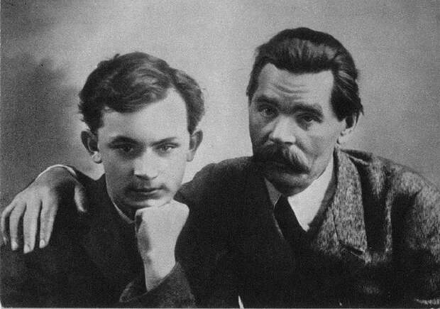 А. М. Горький с сыном Максимом Пешковым. Париж. 1912 год.