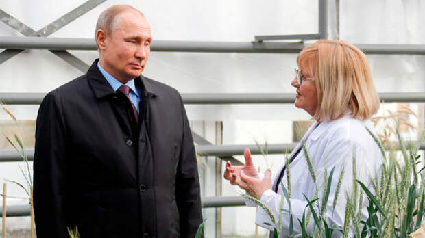 Путин присвоил звание Героя труда пяти россиянам и наградил ряд предприятий