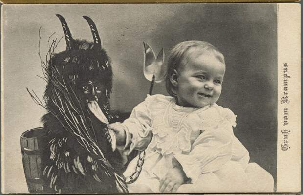 4. Маленький ребенок и рогатый демон Крампус, ок. 1900 г. винтажное фото, мистика, ретро фото, ретро фотографии, смерть, старинные фотографии, трагедия