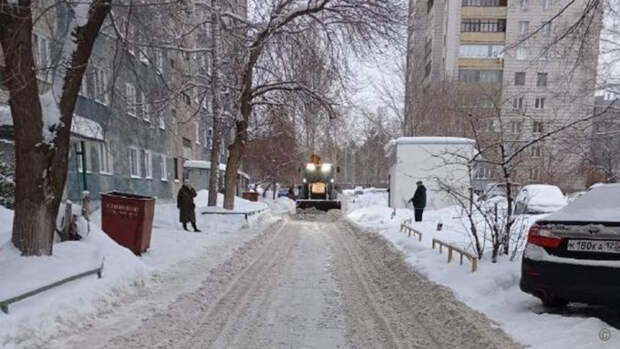 Коммунальные службы Барнаула продолжают очищать от снега дворы и крыши домов