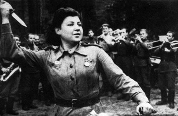 Роза Нотик с черным ножом на фронте. 1943 г.
