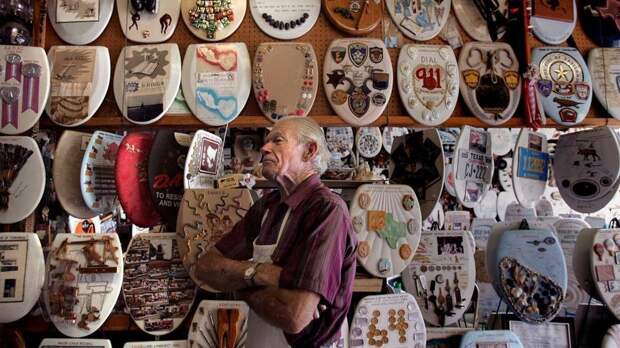 96-летний пенсионер продаёт коллекцию из 1300 крышек на унитаз