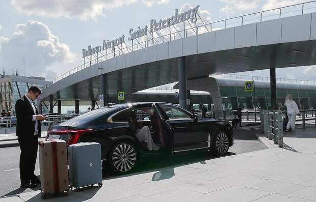 Сотни рейсов задержали и отменили в аэропорту российского города