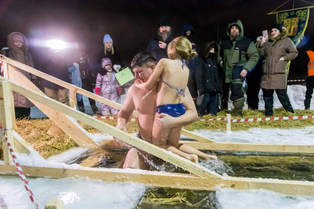 Новосибирский минздрав запретил купание в проруби на Крещение детям до 3 лет