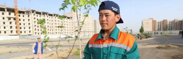 «Таза Казакстан»: аким Мангистау  с жителями посадил деревья на аллее универсальной библиотеки