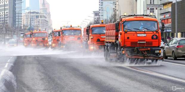 В Отрадном промыли дороги и тротуары