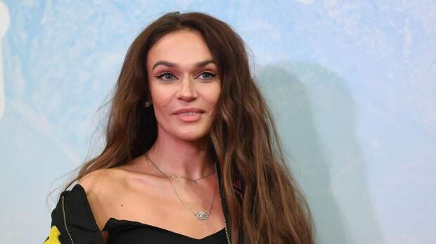 Ведущая Водонаева выложила фото без топа и бюстгальтера после уменьшения груди