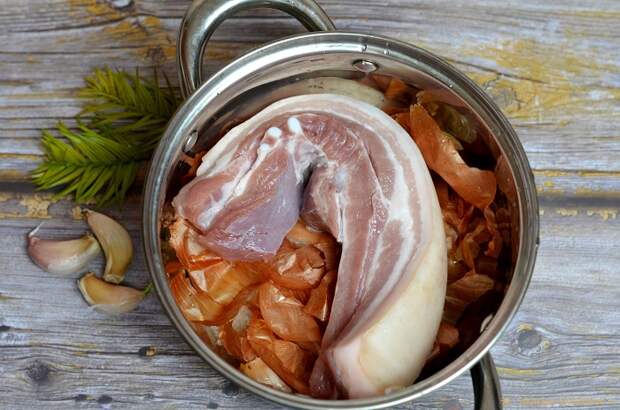 Свинина приобретет копченый вкус и аромат. / Фото: sdelaysam-svoimirukami.ru Свинина приобретет копченый вкус и аромат. / Фото: sdelaysam-svoimirukami.ru