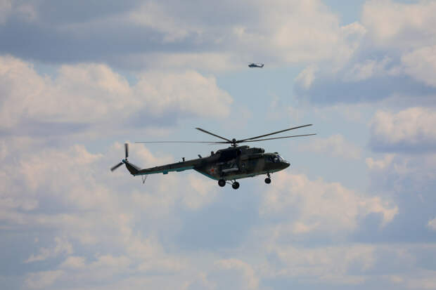 Лётчики армейской авиации Ленинградского объединения ВВС и ПВО выполнили подготовительные полеты боевой техники.