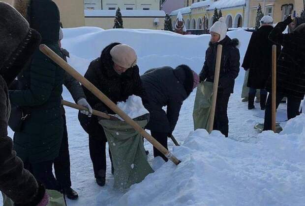 Уволена чиновница, направившая саратовских учителей убирать снег