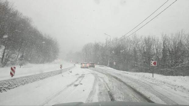 Снежный хаос на перевалах Краснодарского края! Грузовой транспорт под запретом, спасатели прорываются сквозь заторы