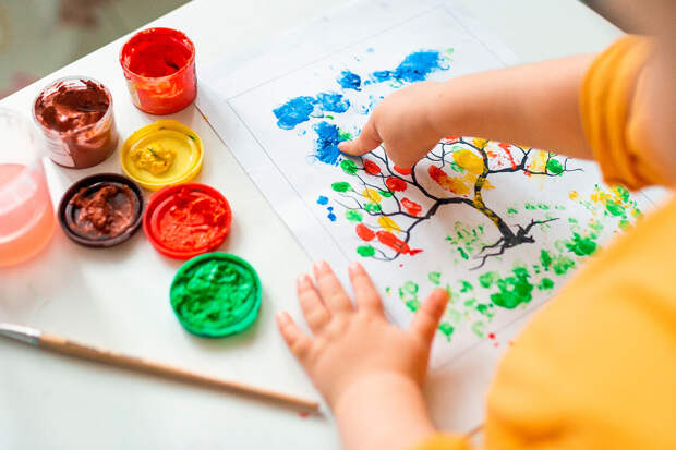 В Бийске семилетней девочке обрубило часть пальца дверью в детсаду