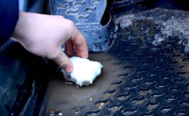 Как убрать воду с коврика авто