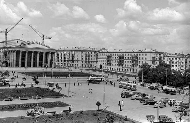 Это фото 1958 г май-июнь,перед театром только распланированная и насаженная цветами клумба,крышу театра накрыли полностью в 1958 г, в 1959 г стоял тол...