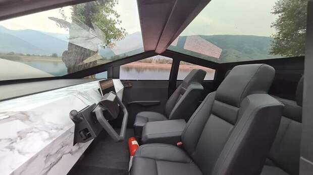 Очень реалистичная копия электропикапа Tesla Cybertruck из Боснии и Герцеговины