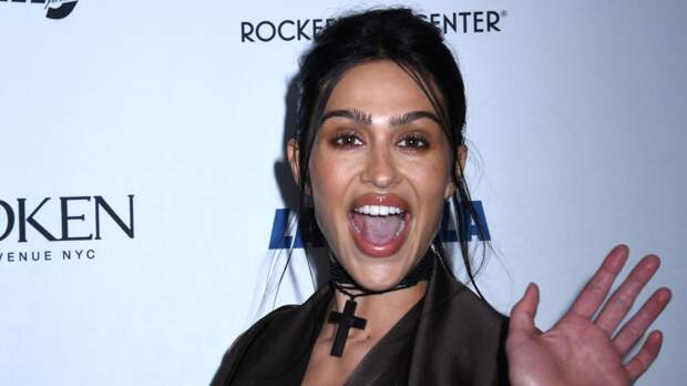 Дочь популярной телеведущей обнажила грудь перед камерой