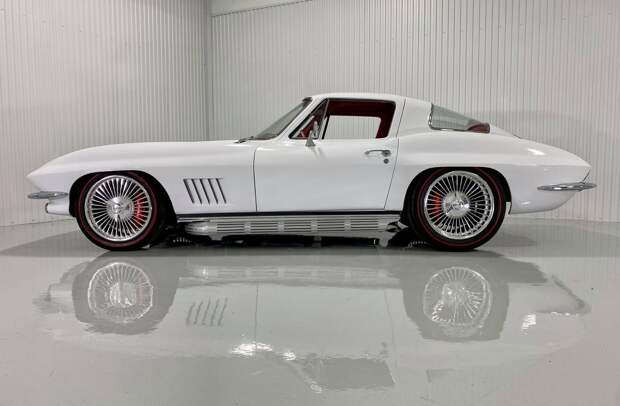 Великолепный рестомод Corvette Stingray 1967 года