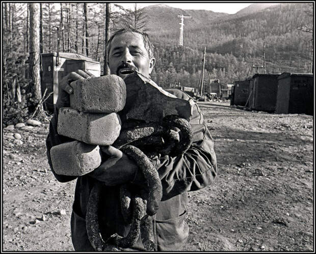 Мужчина, возвращающийся с рынка. 