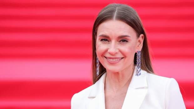 47-летняя Любовь Толкалина показала грудь в прозрачных бюстгальтерах