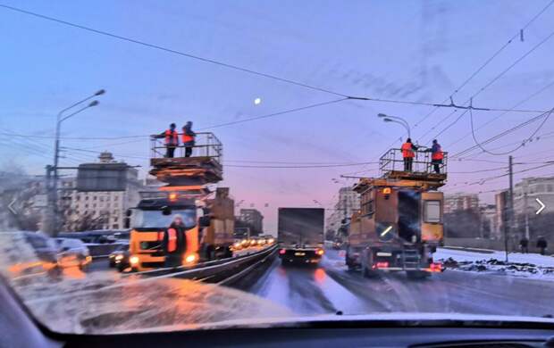 В Москве движение на шоссе Энтузиастов сильно затруднено из-за повреждения контактной сети