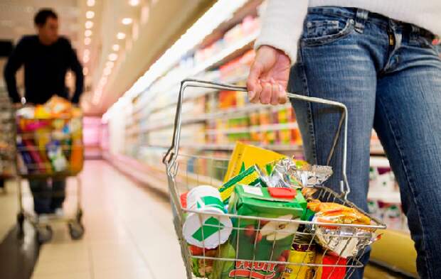 Навеяно походами по магазинам. Стою на кассе в банальном сетевом продуктовом супермаркете. Передо мной две женщины небогатого вида с полными тележками продуктов.-2