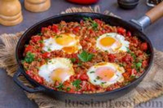 Фото приготовления рецепта: Шакшука с мясным фаршем - шаг №10