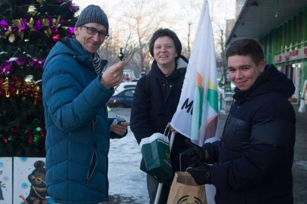 Во время мероприятия "Обменяй сигарету на конфету". Фото предоставлено МП Лосиноостровского района