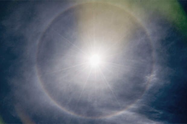 В небе над Петербургом заметили необычное явление